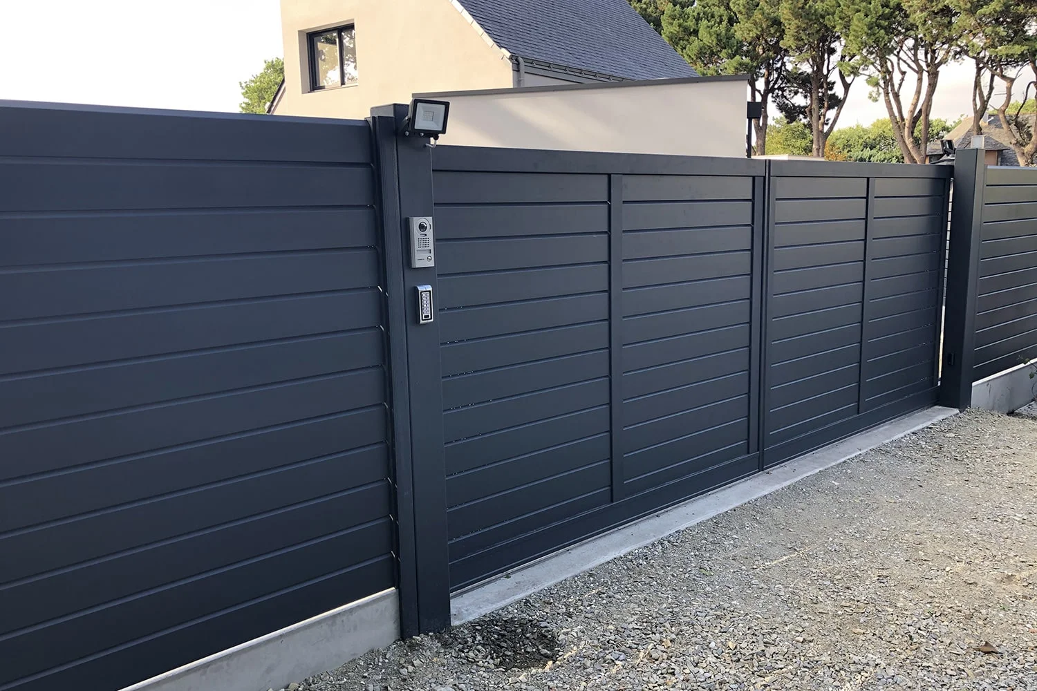 Portail sur mesure aluminium made in Guérande