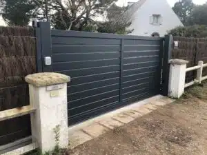 Portail aluminium en pare-vue